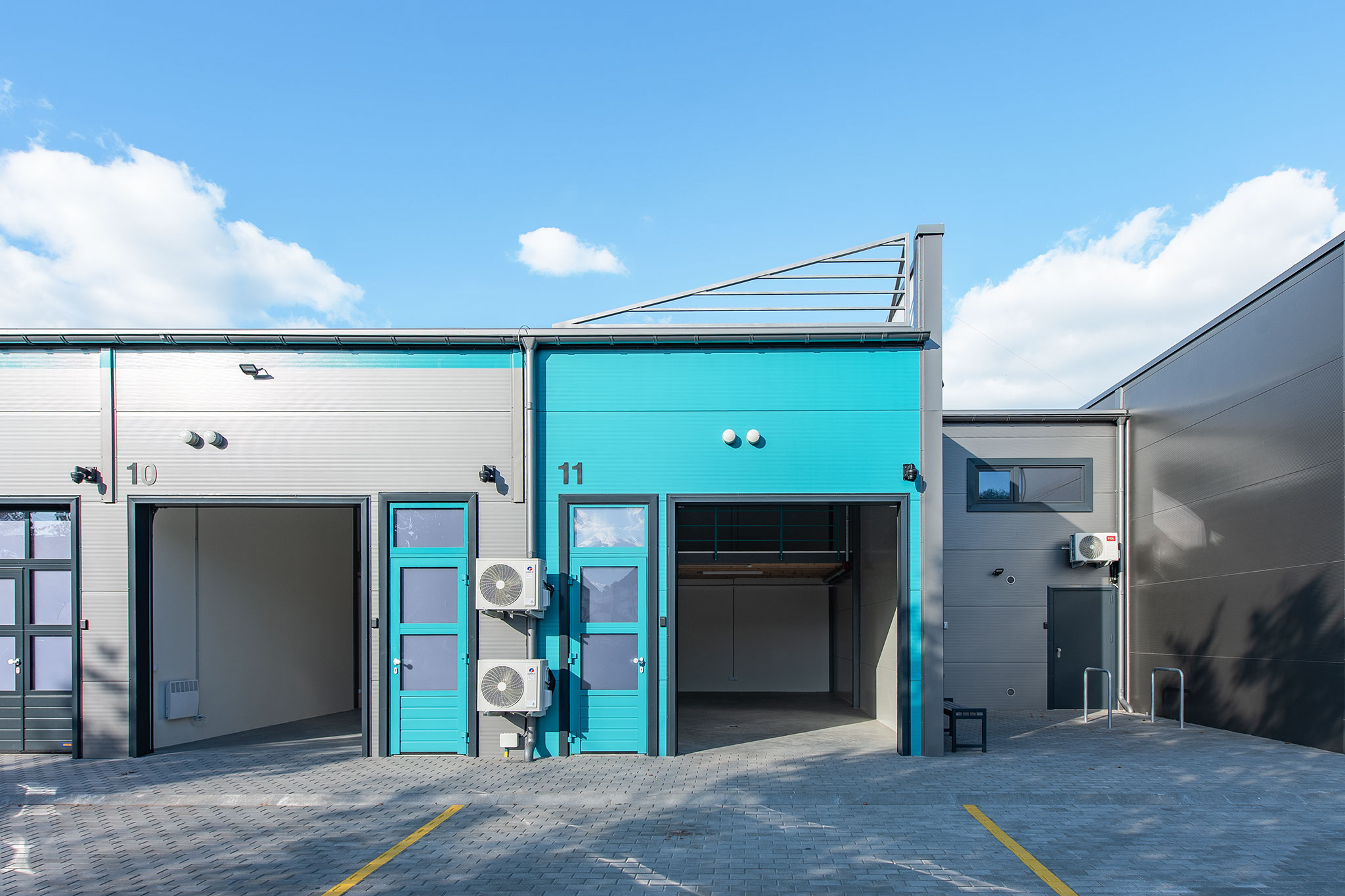 Hala magazynowa najwyższej kategorii z monitoringiem i ogrzewaniem, oferująca standard biurowy w cenie powierzchni składowej.