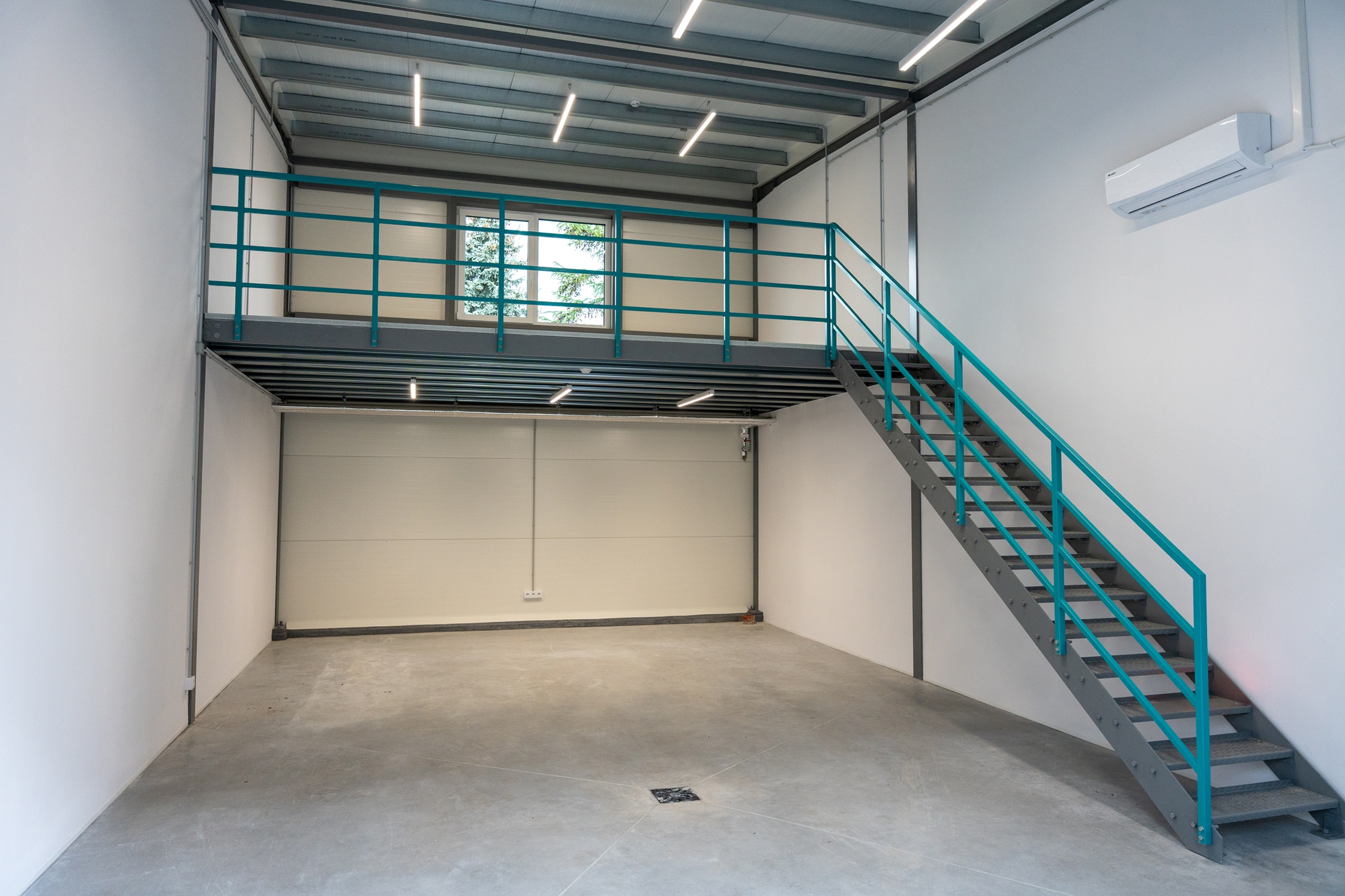 Przestrzeń magazynowa przystosowana pod sprzedaż wysyłkową – bezpieczne miejsce na towar dla sklepów internetowych i małych firm.