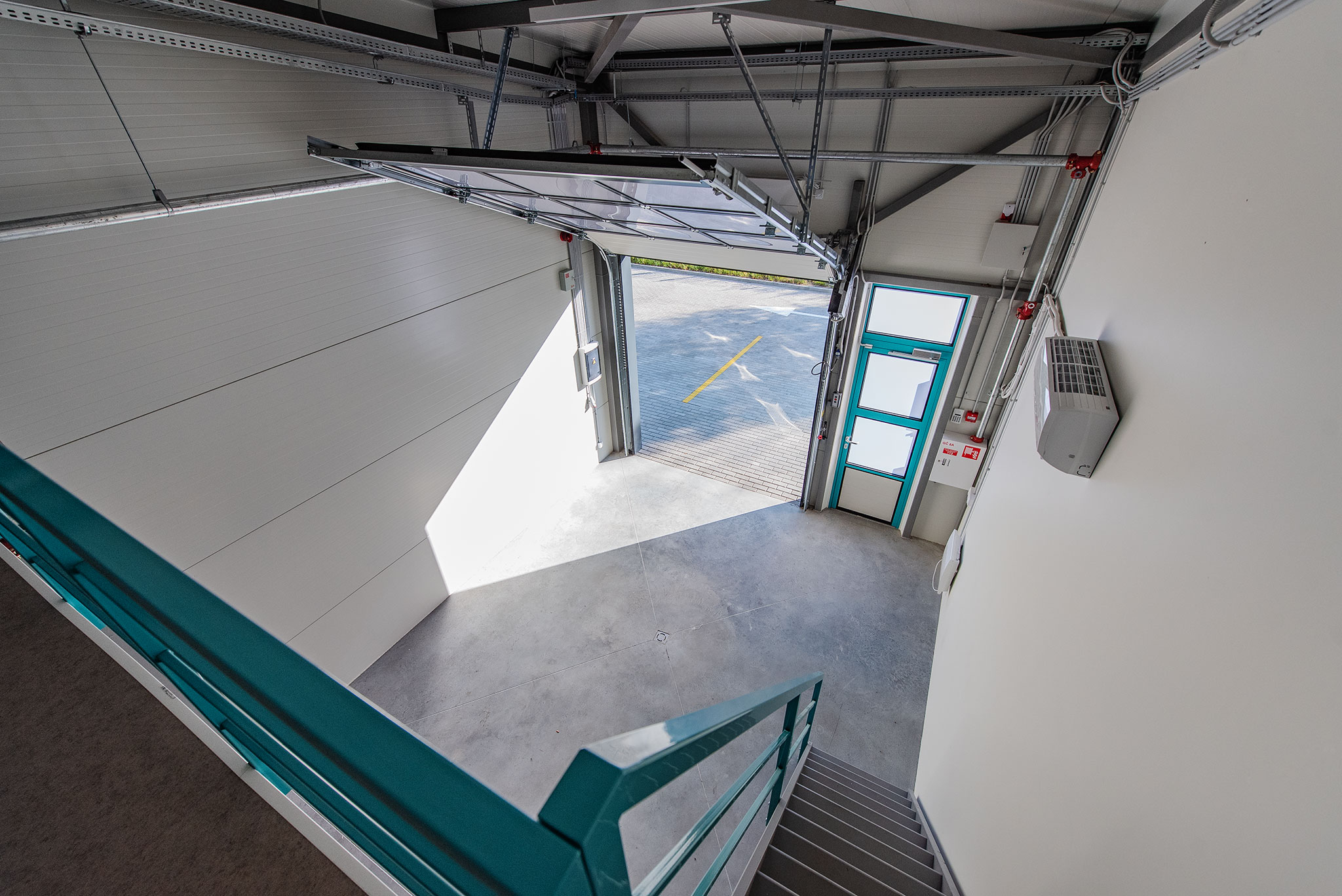 Rosnący rynek self-storage w Polsce – nowoczesne kompleksy w Zamieniu jako odpowiedź na brak miejsca w warszawskich mieszkaniach.